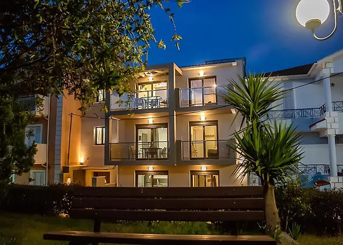 Emily's Luxury Apartments/ Garden *