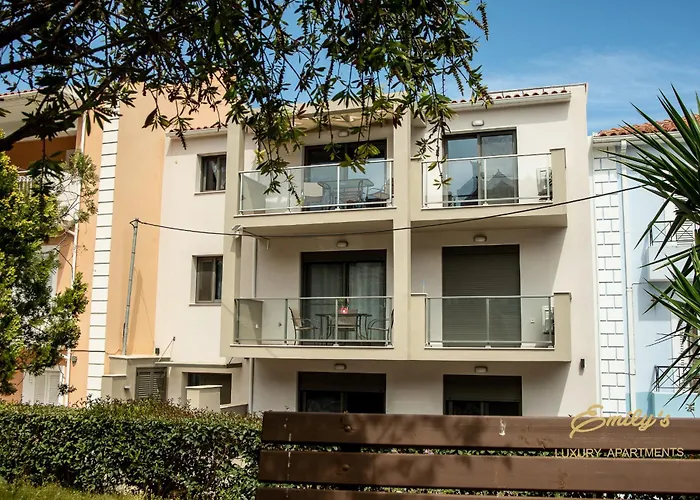 度假居 Emily's Luxury Apartments/ Garden *