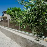 Emily's Luxury Apartments/ Garden