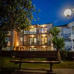 Emily's Luxury Apartments/ Garden *