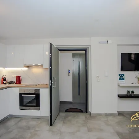 Emily's Luxury Apartments/ Garden بيت للعطل أرغوستولي