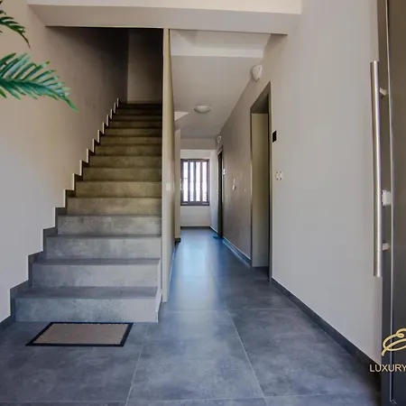 بيت للعطل Emily's Luxury Apartments/ Garden *