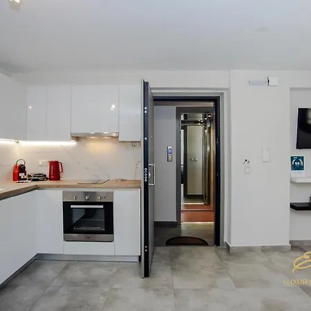 Emily's Luxury Apartments/ Garden