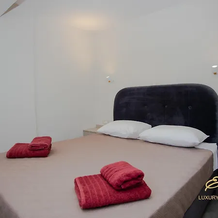 Emily's Luxury Apartments/ Garden بيت للعطل