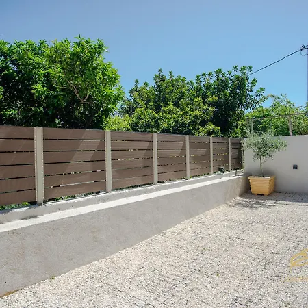 Emily's Luxury Apartments/ Garden بيت للعطل أرغوستولي