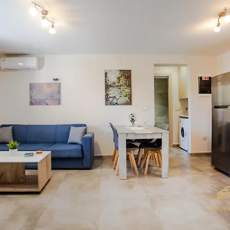 بيت للعطل Emily's Luxury Apartments/ Garden أرغوستولي