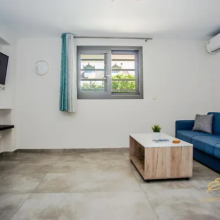 펜션 Emily's Luxury Apartments/ Garden