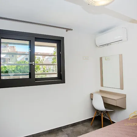 Emily's Luxury Apartments/ Garden بيت للعطل أرغوستولي
