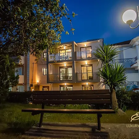 Emily's Luxury Apartments/ Garden Casa de Férias *