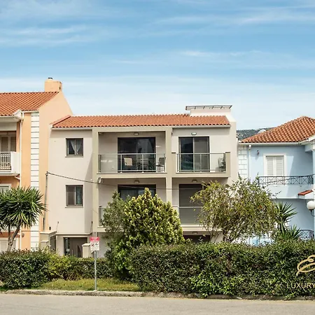 Emily's Luxury Apartments/ Garden بيت للعطل أرغوستولي