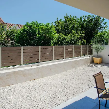 Emily's Luxury Apartments/ Garden بيت للعطل