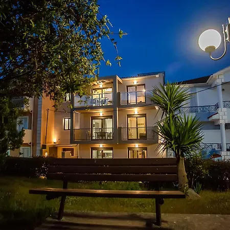 Emily's Luxury Apartments/ Garden *