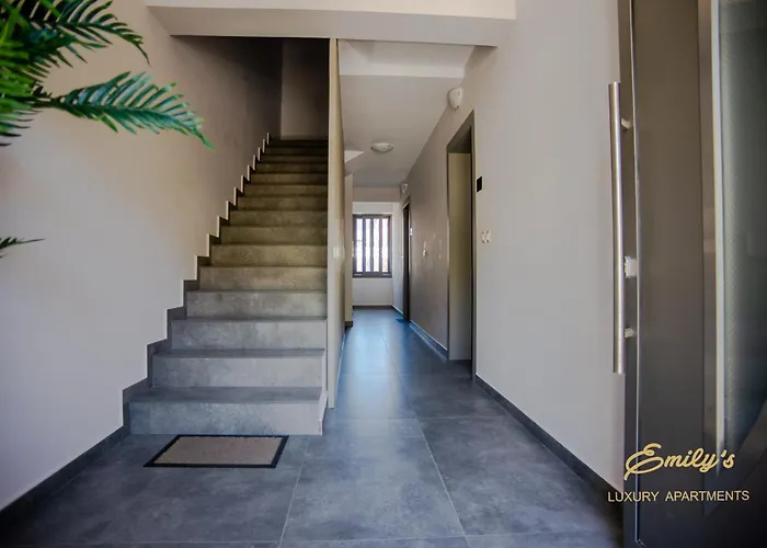 Vakantiehuis Emily's Luxury Apartments/ Garden *