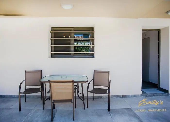 Emily's Luxury Apartments/ Garden Vakantiehuis *