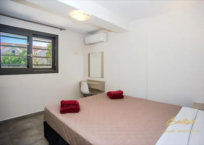 Emily's Luxury Apartments/ Garden *