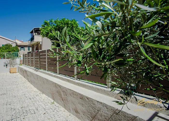 Emily's Luxury Apartments/ Garden